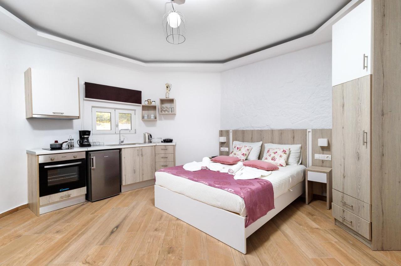 Georgioupoli Studio 2 With A Pool And Lake Views Εξωτερικό φωτογραφία
